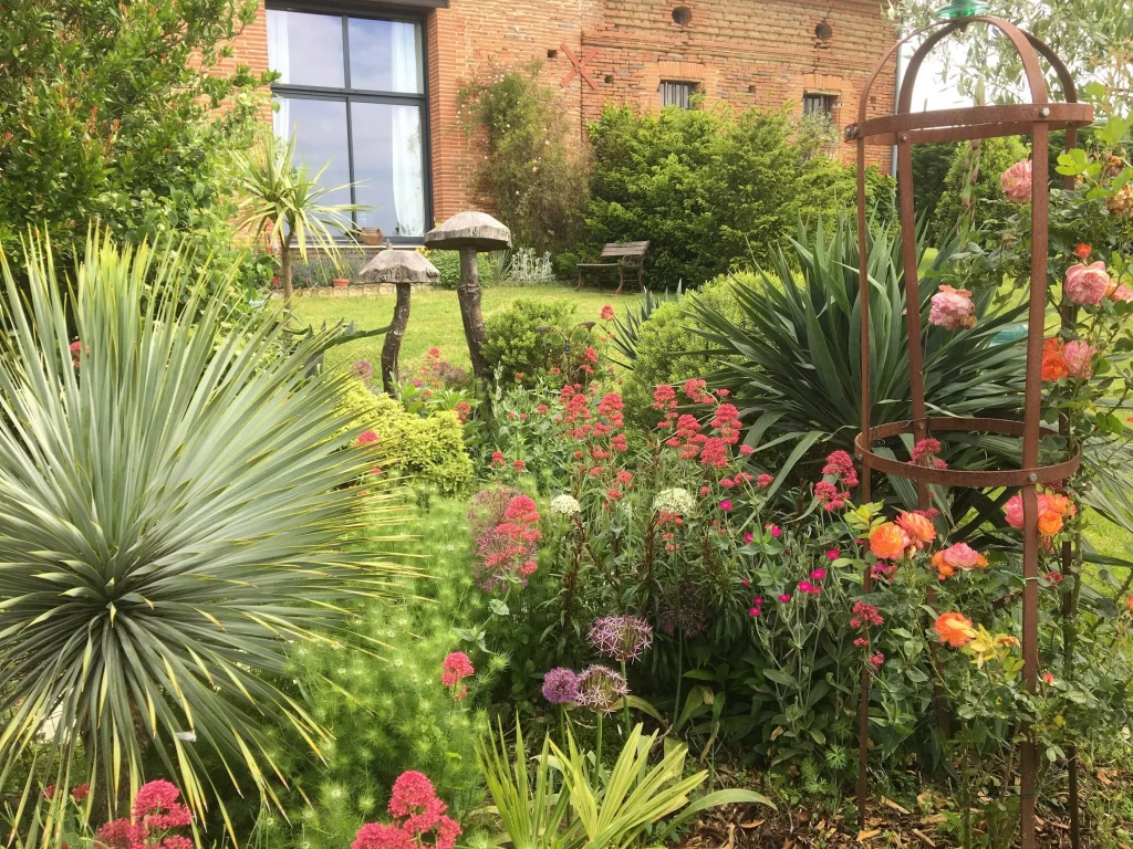 Jardin bucolique à Montbrun-Lauragais avec bordures en acier corten et paillage naturel en copeaux de bois – Pierre Ô Jardin